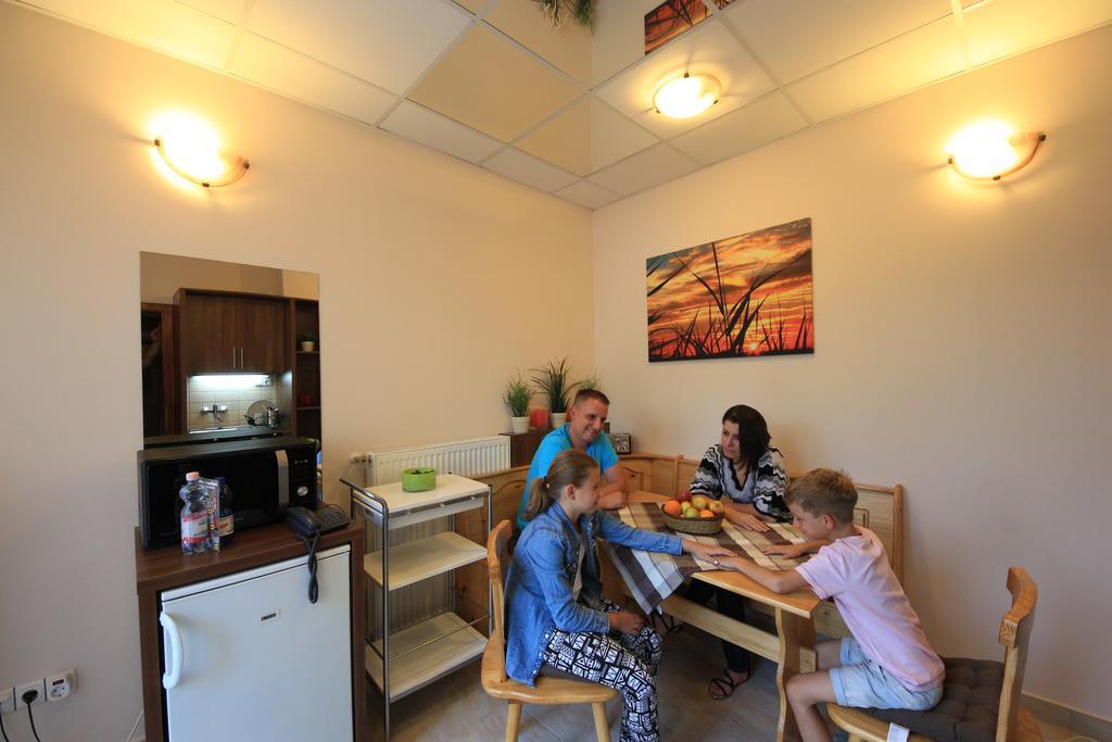Napraforgo Wellness Haz Es Panzio Bed & Breakfast Pecs Luaran gambar