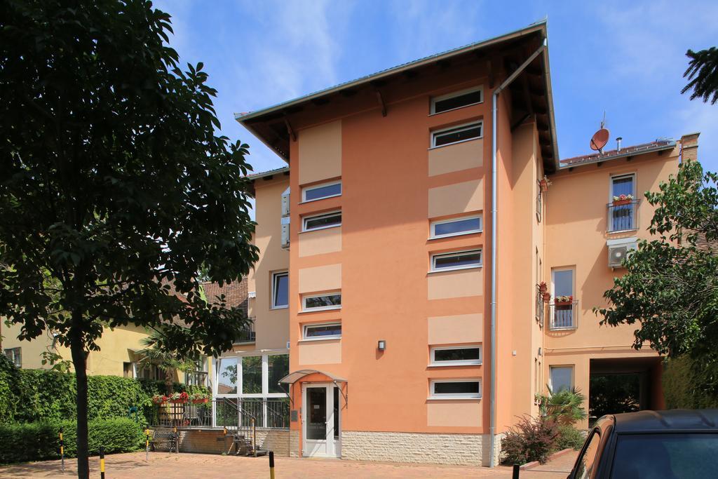 Napraforgo Wellness Haz Es Panzio Bed & Breakfast Pecs Luaran gambar