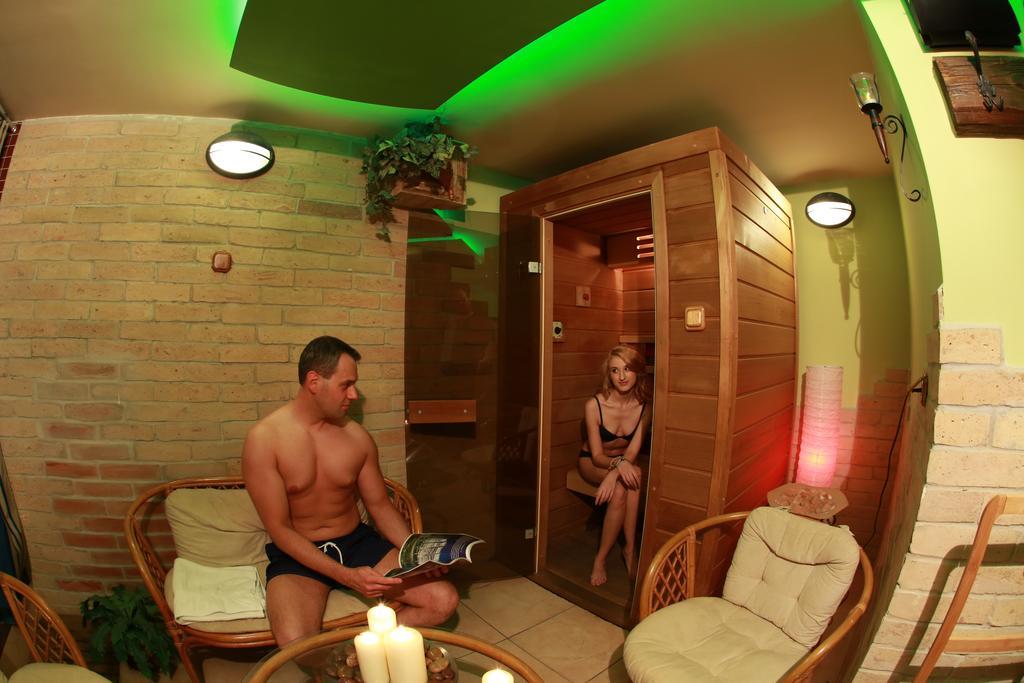 Napraforgo Wellness Haz Es Panzio Bed & Breakfast Pecs Luaran gambar
